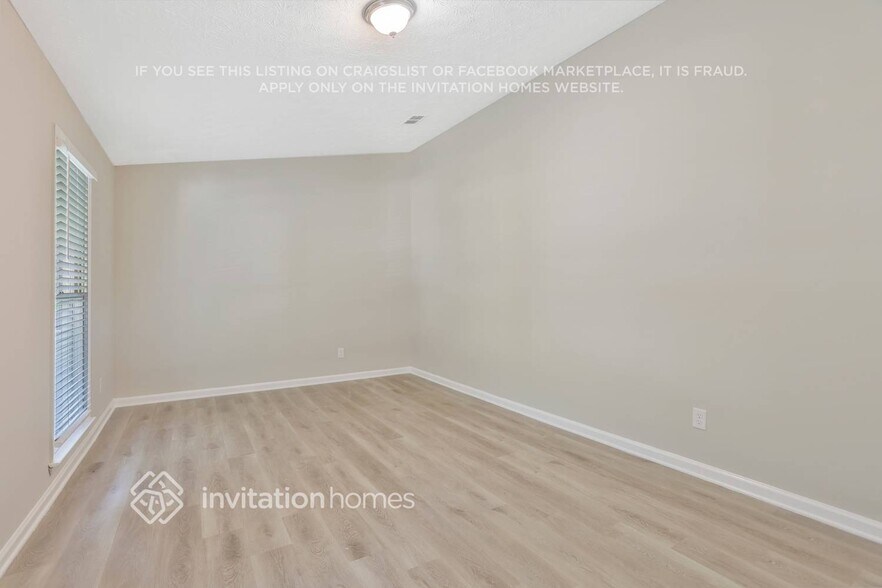 Building Photo - 690 Greenhedge Dr