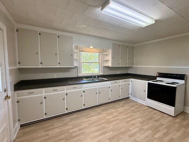 Building Photo - 309-311 W. PINE ST