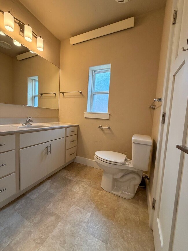 Building Photo - 525 E Kiowa St