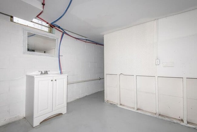 Building Photo - Brick Ranch Single Family Home