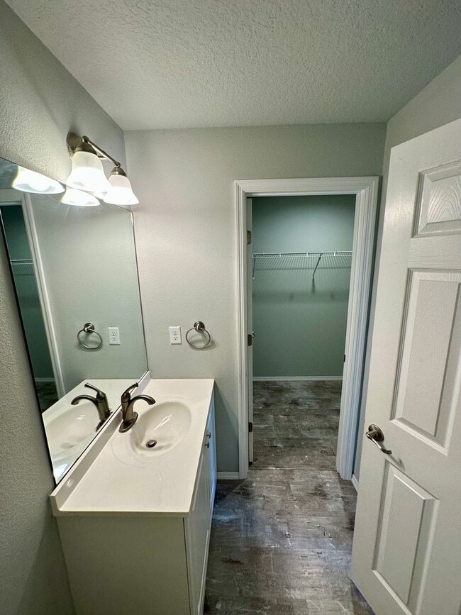 Building Photo - 2027-2029 Guava Dr