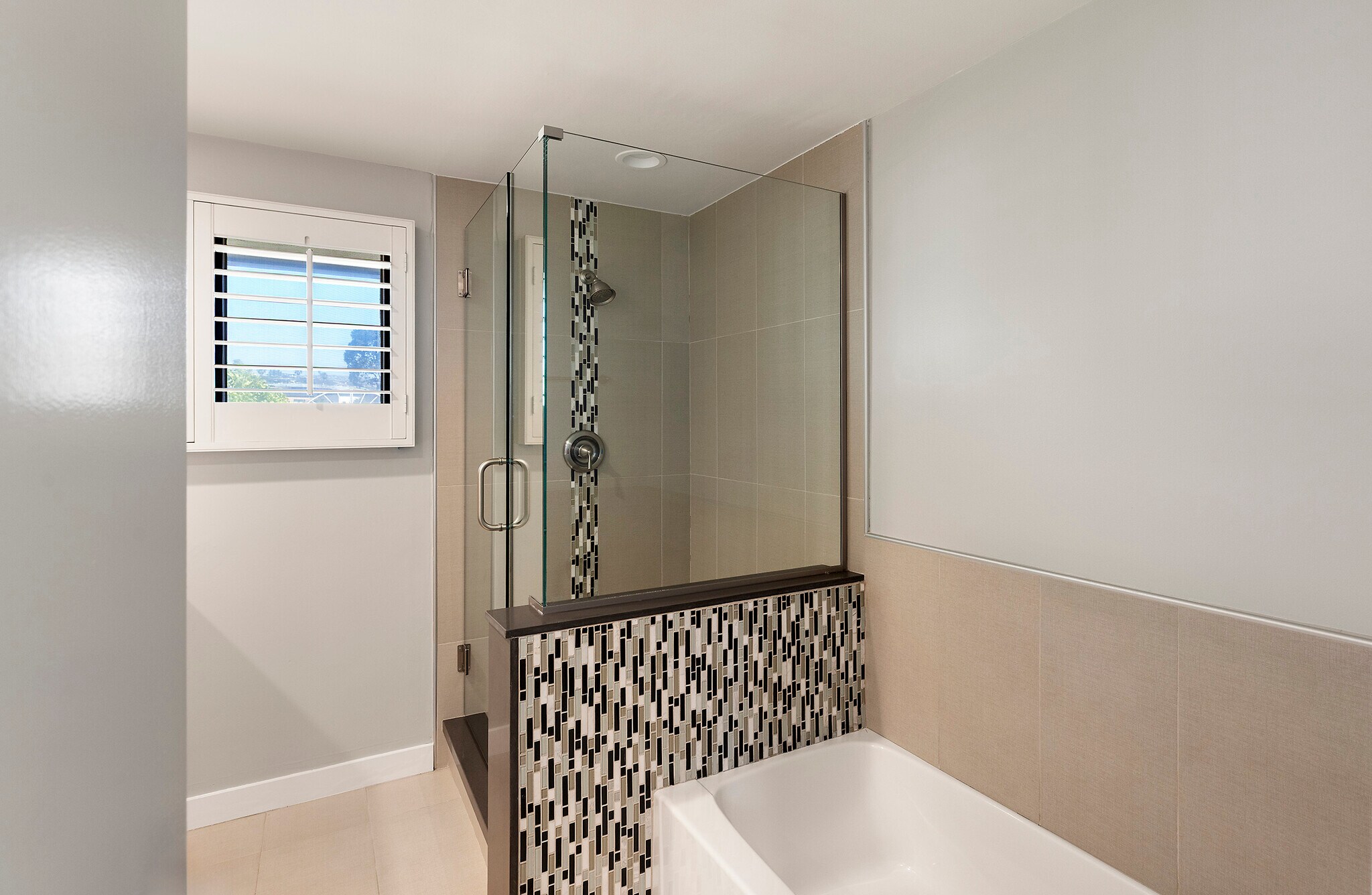 Building Photo - 1901 Altura Dr