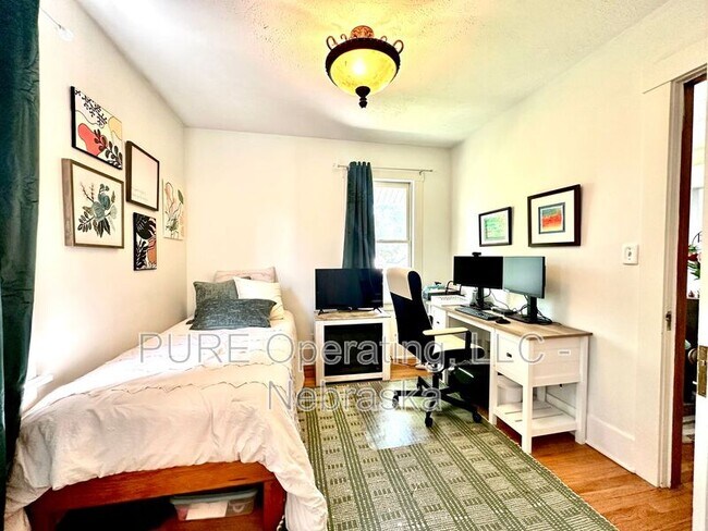 Building Photo - 5724 Rees St