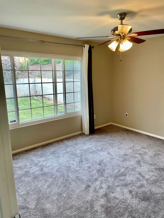 Building Photo - Large Fletcher Hills Home With 3 car Garag...