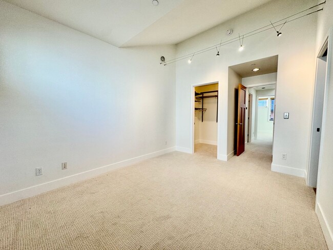 Building Photo - Stunning Fremont Townhome - Incredible Loc...