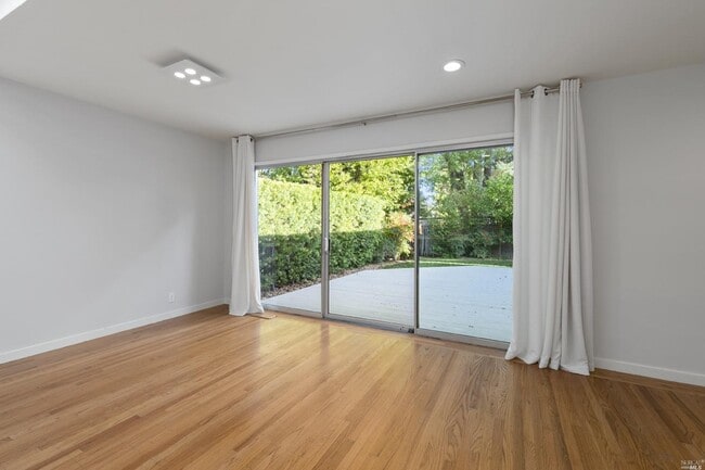 Building Photo - 22 Brennfleck Ave