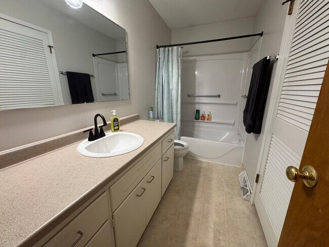 Building Photo - 202 NW Sharmin Dr