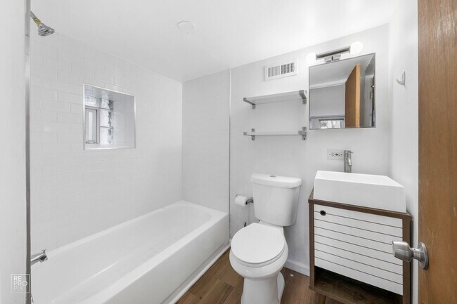 Building Photo - 3414 N Damen Ave