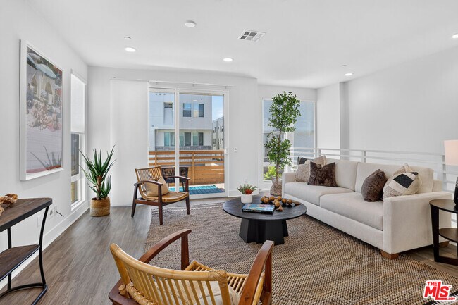 Building Photo - 1678 Topanga