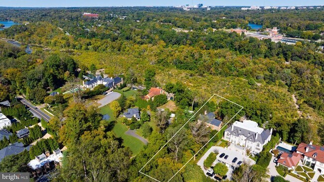 Building Photo - 221 Chain Bridge Rd