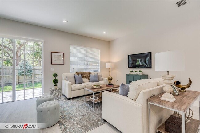 Building Photo - 637 Ave