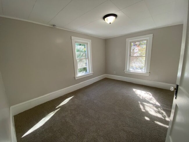Building Photo - Charming 3BR with Main-Level Suite, Garage...