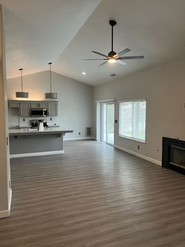 Building Photo - Coming Soon! Nice 3 bedroom 2 bathroom house in Hanford