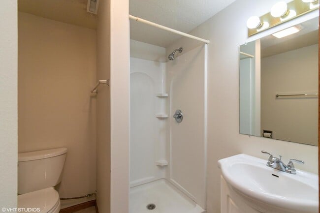 Building Photo - 3 Bedroom townhome, Open Now, garage, 2 bathrooms, W/D Etc.