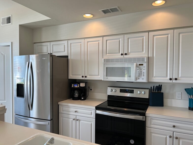 Building Photo - 16635 Lake Circle Dr