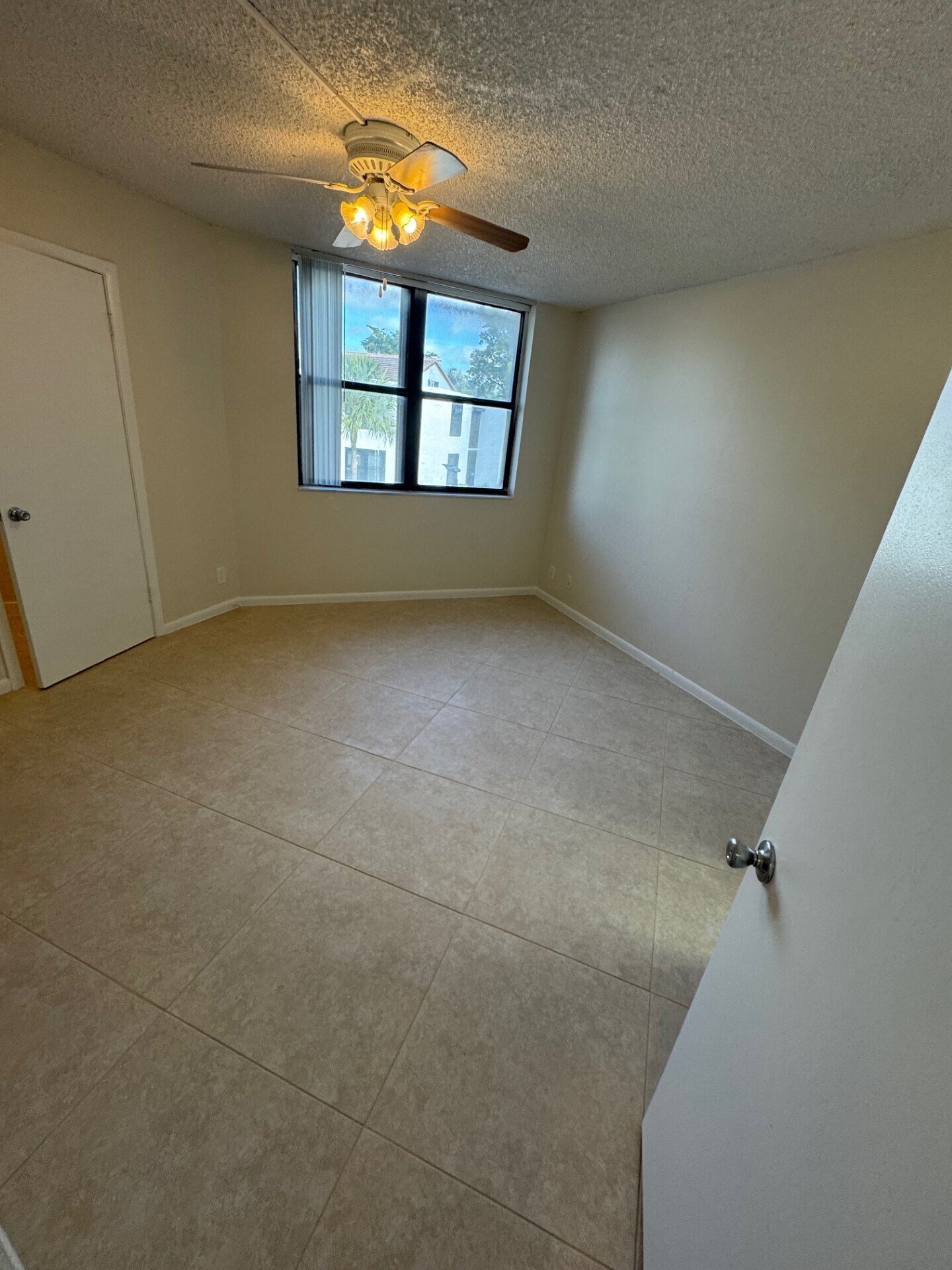 Building Photo - 211 Lake Pointe Dr