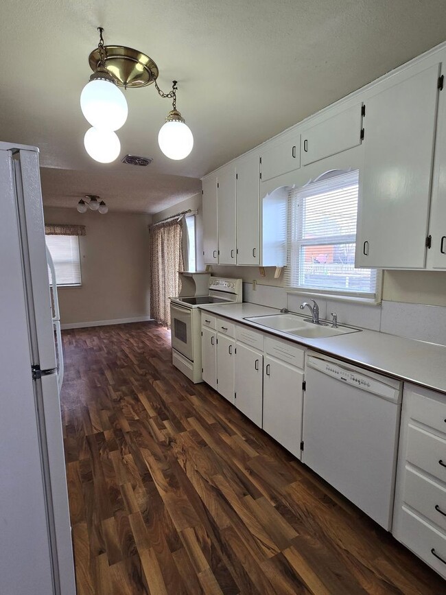 Building Photo - Eastside 4 BD w/garage