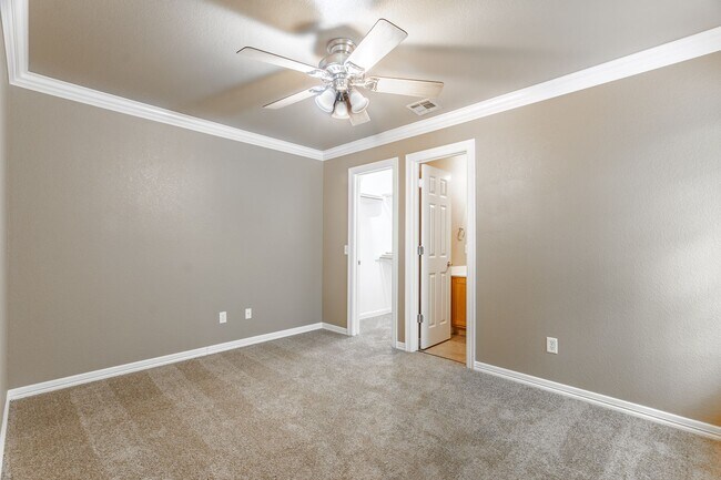 Building Photo - Great duplex in a great location