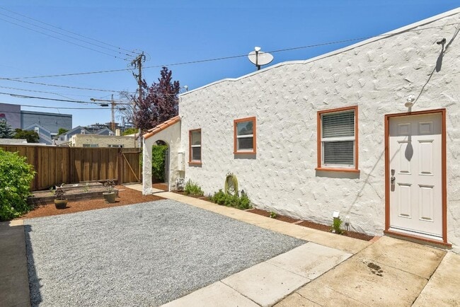 Building Photo - 300 E McKinley Ave