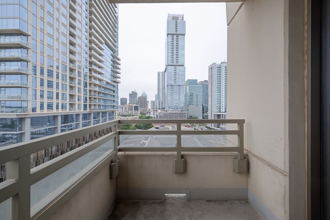 Building Photo - Luxurious 2 Bedroom, 2 Bath High Rise in D...