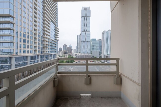 Building Photo - Luxurious 2 Bedroom, 2 Bath High Rise in Downtown Austin