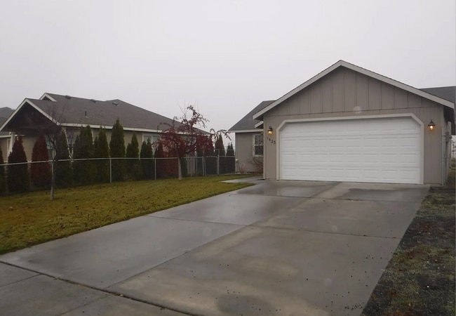 Primary Photo - Cute 3 Bed 2 Bath Home!