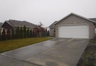 Building Photo - Cute 3 Bed 2 Bath Home!