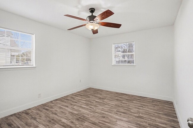 Building Photo - 2211 Barbell Ln