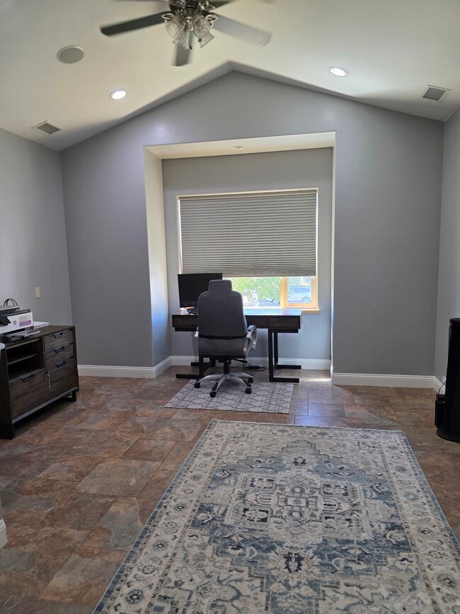 Building Photo - 3209 Silver Fox Dr