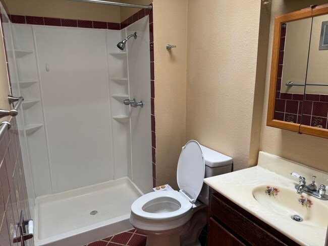 Building Photo - Nice 4 br, 1.75 ba, 2 living areas, 2 car ...