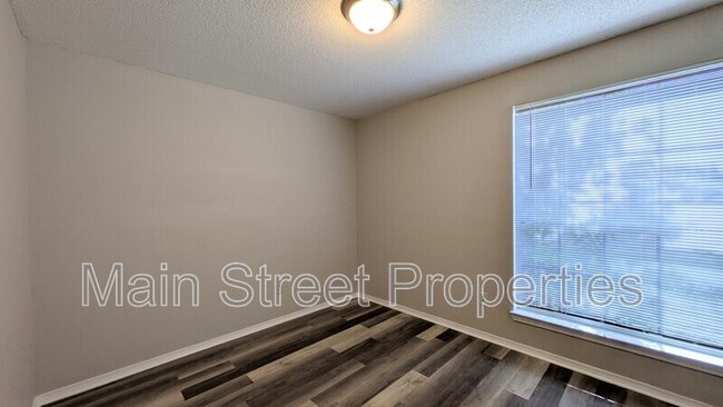 Building Photo - 424 Pine Crescent Way
