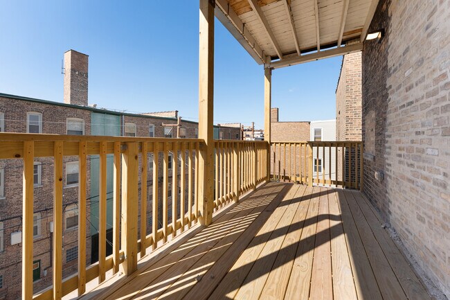 Building Photo - 7724 N Eastlake Terrace