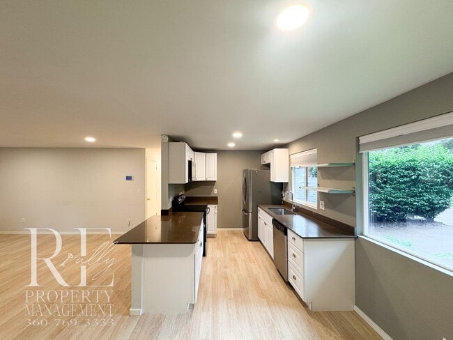 Building Photo - Modern Split-Level Home with Two Living Spaces & Expansive Yard in Port Orchard