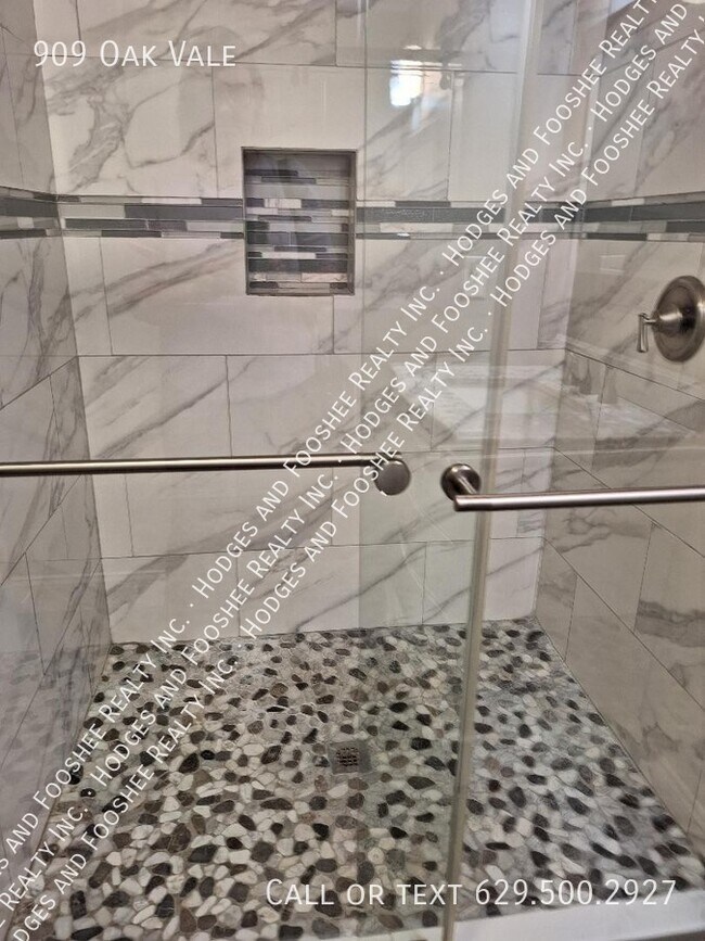 Building Photo - 909 Oak Vale Dr