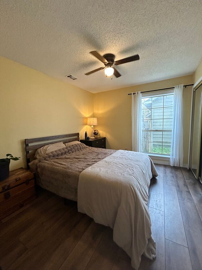 Building Photo - 4 bedroom 2 bathroom home in Hunters Chase...