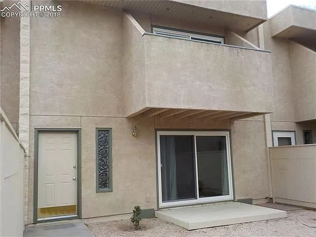 Building Photo - 3 bedroom townhouse