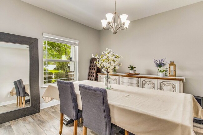 Building Photo - Bright and beautiful home in Windward Cove...