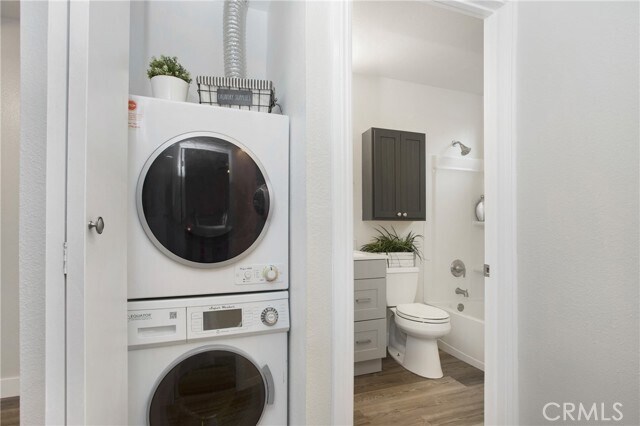 Building Photo - 5 Rosa