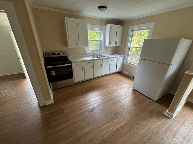 Building Photo - Three bedroom, 1 bath house in Burlington