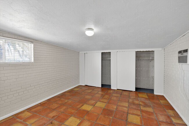 Building Photo - 2272 E Blacklidge Dr