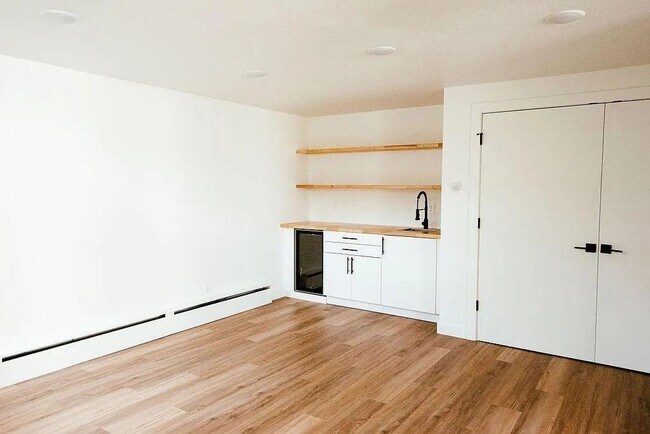 Building Photo - LUX 3BD, 3BA Foothills Home Only 5 Minutes...