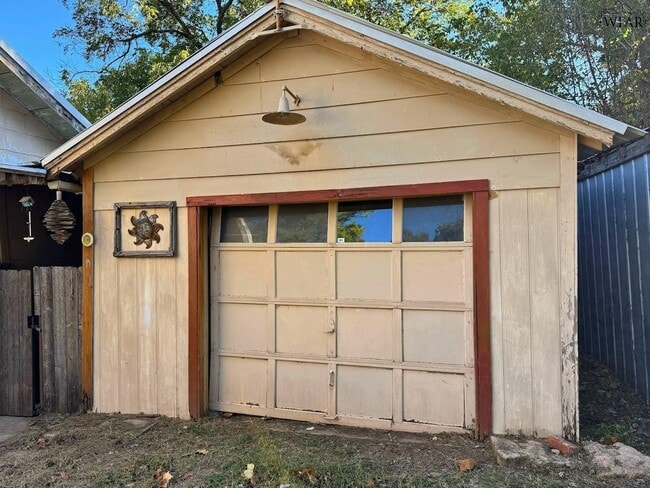 Building Photo - 704 Reagan St