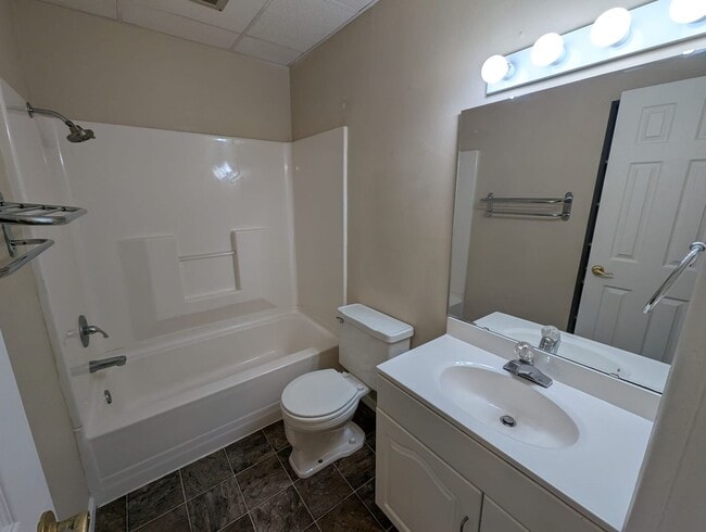 Building Photo - Modern 1BR Condo at Pembroke Gardens – Balcony, Pool Access & Utilities