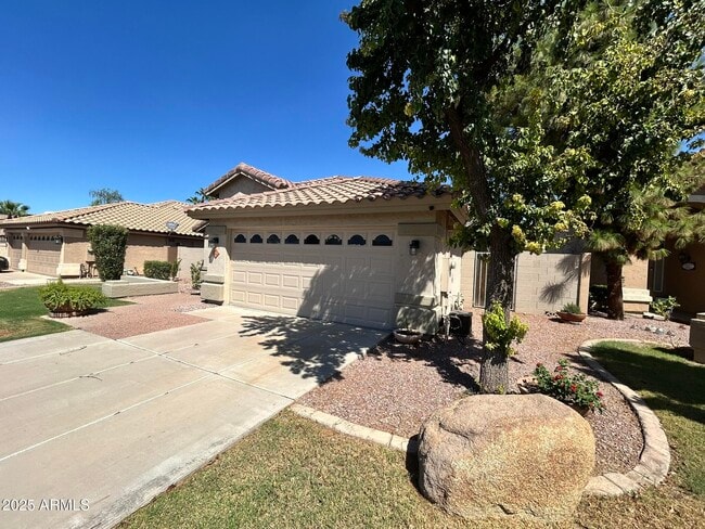Building Photo - 855 N Quail Ln