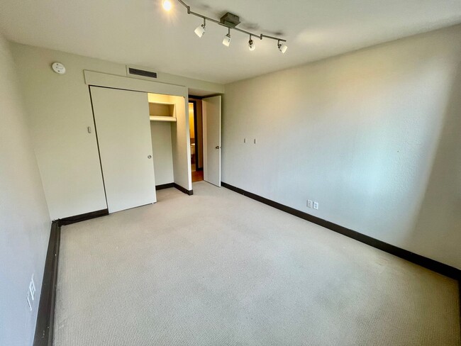 Building Photo - Gorgeous 2bd/2bath Downtown Condo - With F...