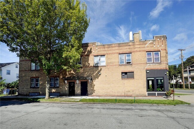 Building Photo - 85 Mapledale St