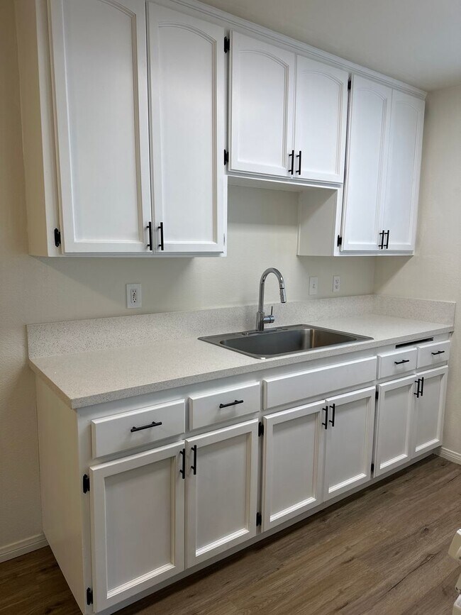 Building Photo - 408-14 Delaware St