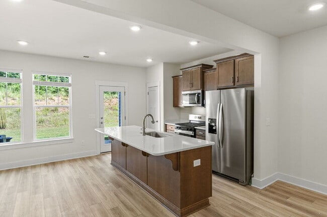 Building Photo - Charming 3-Bed Townhouse with Granite Touc...