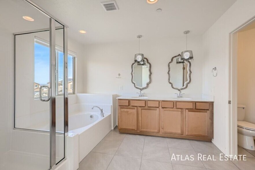 Building Photo - 637 Loyalty Ct