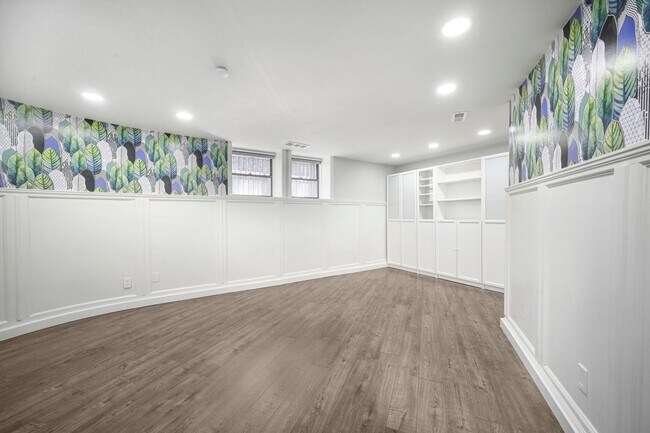 Building Photo - Dual-Entry Designer 2BR | In-Unit W/D | Pet Friendly & Parkside! Available now!